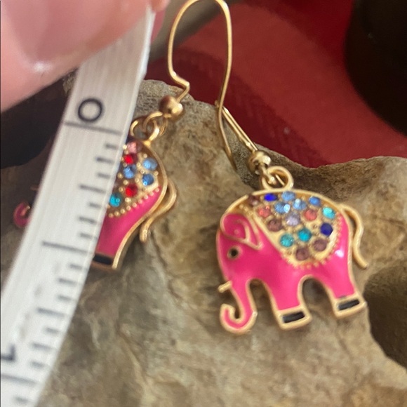 5/$10❤️❤️❤️NEW Pink Enamel & Rhinestoned TrunksUp Elephant Earring’s - Picture 3 of 3